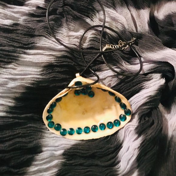 Seashell Vintage Rare UNique Rhinestone One of a Kind Handmade Seashell Necklace - Picture 10 of 16